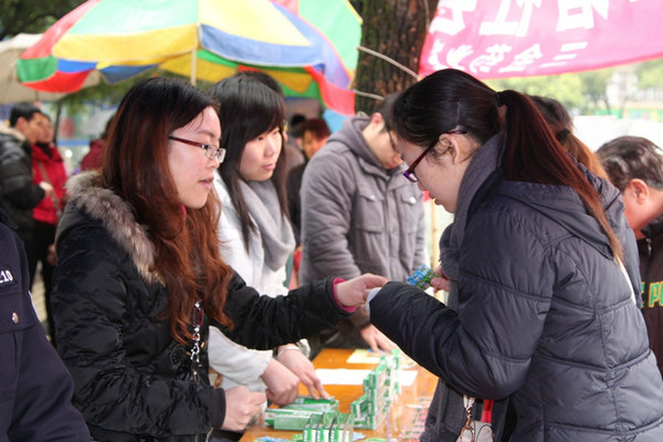 桂林三金志愿者积极参与“学雷锋”活动